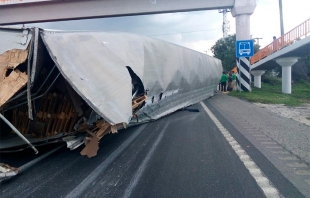 Vuelca tráiler cargado de tarimas en Texcoco