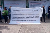 Con pancartas en mano, los manifestantes exigen pagos por riesgos laborales, denuncian cobros excesivos de ISR y la falta de insumos médicos.