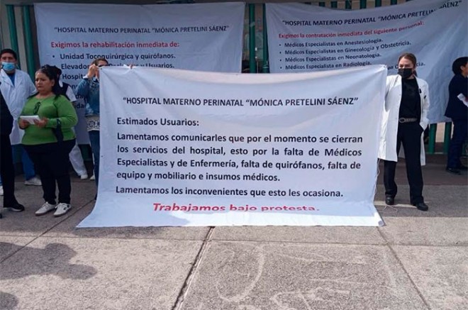 Con pancartas en mano, los manifestantes exigen pagos por riesgos laborales, denuncian cobros excesivos de ISR y la falta de insumos médicos.