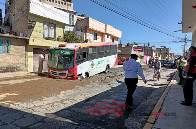 Quedó al descubierto tras el paso de un camión del transporte público en la calle Winnipeg 