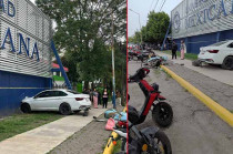 De acuerdo con testigos, un vehículo Jetta se encontraba detrás de un Ford Focus que estaba estacionado. Por razones aún no confirmadas, el Jetta chocó al Focus, empujándolo hacia adelante.