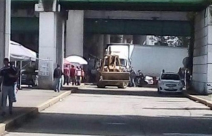 Se atasca tráiler en vías del tren de Sendero