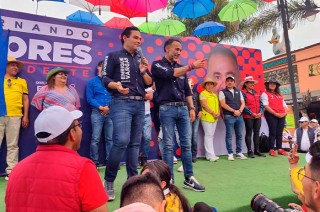Fernando Flores Fernández continua su recorrido por las calles de Metepec