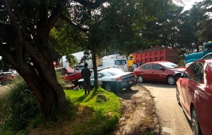 Chocan dos tráileres en la Marquesa-Tenango; niña resulta lesionada