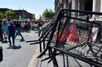 Algunas de las integrantes abrazaron a las policías, pidieron al resto no agredirlas.