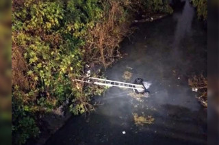 Autoridades inspeccionan la zona del accidente desde el puente