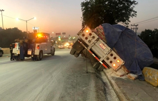 Provoca caos volcadura de camión en Ecatepec