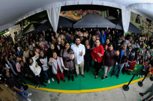 Isaac Montoya con vecinas, vecinos y autoridades en la Huella de la Transformación 21