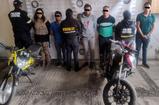 Los detenidos fueron trasladados junto con los indicios a la Agencia del Ministerio Público en Toluca.