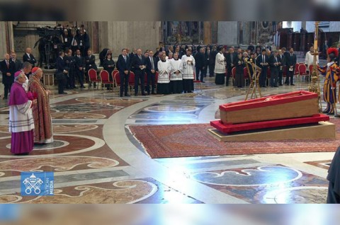 El funeral del Santo Padre se celebrará este sábado por la mañana en la Plaza de San Pedro, donde se espera la presencia de más de 150 delegaciones internacionales.
