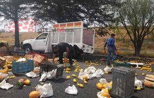 #Accidente: Auto impacta a camioneta cargada de fruta, en la Toluca-Atlacomulco