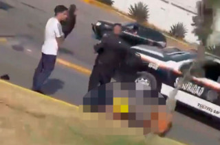 El accidente ocurrió cuando un automóvil Jetta azul, presuntamente conducido por Marco Eli “N”, invadió el carril exclusivo del Mexibús y embistió al peatón frente al fraccionamiento Fuentes del Valle.