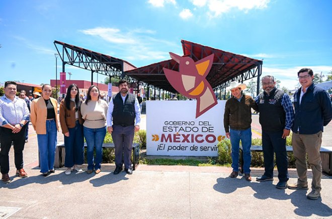 Carlos Maza Lara, Secretario de Desarrollo Urbano e Infraestructura, encabezó la entrega del nuevo Tianguis Municipal de Jilotepec, obra en la que se invirtieron más de 24.9 millones de pesos.