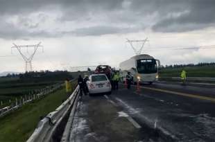 El cuerpo quedó tirado al lado del vehículo guinda