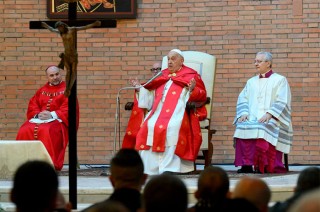 A pesar de la gravedad de la situación, el Papa se mantiene consciente y está cooperando con las maniobras terapéuticas.