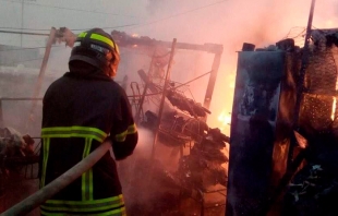 Incendio consume un taller de costura en #Naucalpan
