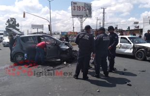 Patrulla se pasa alto y se impacta con dos autos, en Zinacantepec