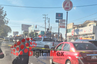 El hecho ocurrió sobre la avenida Adolfo López Mateos, en el cruce con la calle 20 de Noviembre, donde el peatón fue embestido por un vehículo y quedó tendido sobre la cinta asfáltica.