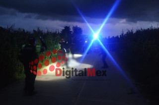 Policías resguardan el cuerpo tras el ataque