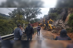 Brigadas de Protección Civil y cuerpos de seguridad continúan en la zona realizando labores de rescate, limpieza y monitoreo para prevenir nuevos riesgos.