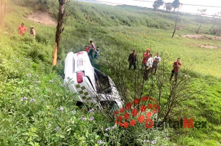 #Video: Taxi cae a zanja en la Toluca-Zitácuaro