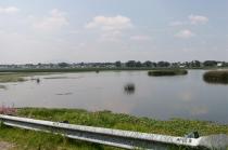 Desde la ventana de su casa, ubicada a poco más de 30 metros del cause del río, observa lo que debían ser canchas de fútbol y ahora lucen como una laguna de aguas negras