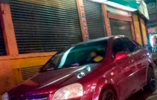 #Video: Dejan a bebé encerrada dentro del auto para ir a un bar, en #Coacalco