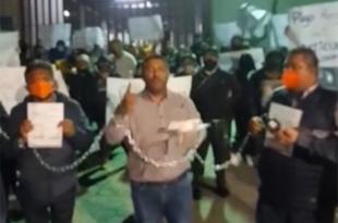 Se encadenaron y protestaron para exigir la destitución de su líder