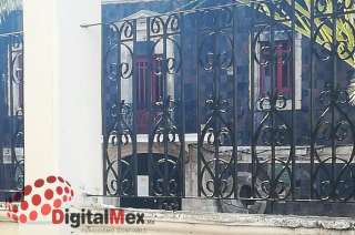 Son trasladados empleados del Ayuntamiento de Zacualpan para manifestarse a favor de la liberación del alcalde encarcelado desde hace casi 4 meses.