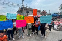Padres de familia se manifiestan en la primaria Benito Juárez, en Ecatepec, para exigir espacios educativos para alrededor de 50 menores.