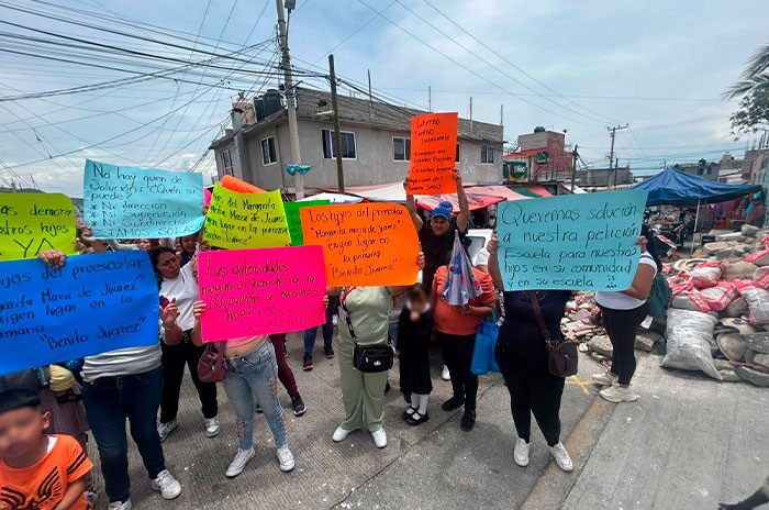 Padres de familia se manifiestan en la primaria Benito Juárez, en Ecatepec, para exigir espacios educativos para alrededor de 50 menores.