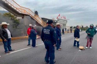 La protesta afecta la circulación hacia Ixtapan de la Sal y Tenango del Valle mientras vecinos mantienen el bloqueo.