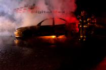 Vecinos alertaron del incendio de un vehículo alrededor de la medianoche