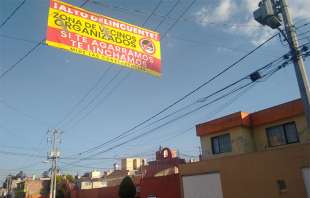 En el lugar, el locatario de una tienda de abarrotes explicó que, las lonas fueron colocadas hace poco más de un mes debido a que todas las tardes se percataban de al menos dos asaltos a transeúntes