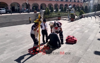 #Video: #Toluca, Cruz Roja atiende caída de indigente en el centro