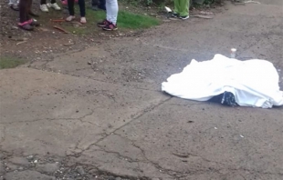 Hallan cuerpo de un hombre golpeado en paraje a pie de carretera en Valle de Bravo