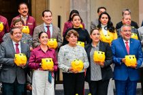 Delfina Gómez encabeza entrega de 613 alcancías para la campaña Teletón 2026.