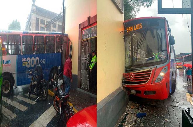 Choca camión en el centro de Toluca