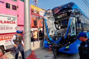 Una unidad del Trolebús se impactó contra una estructura fija tras presuntamente perder el control el conductor, en la estación Covadonga.