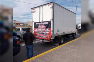 Manifestantes señalan que las carreteras y autopistas del Estado de México son las más peligrosas para los operadores.