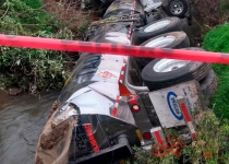 Vuelca pipa con aceite para asfalto en un río