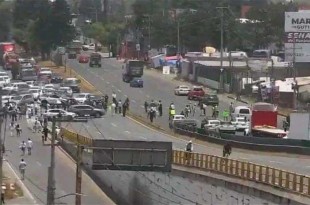 Manifestantes sobre la carretera Toluca-Tenango