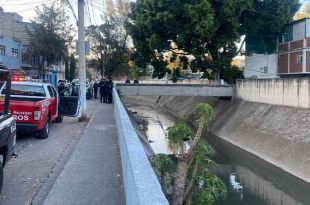 Vecinos alertaron a la policía al notar un bulto sospechoso entre los desechos.