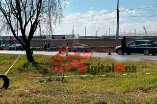 El ciclista intentó cruzar los carriles de baja velocidad y fue impactado por el vehículo