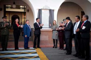 El alcalde efectuó la entrega de bandos a las y los delegados municipales.