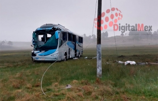 Fallece chofer al volcar autobús en la Toluca-Zitácuaro