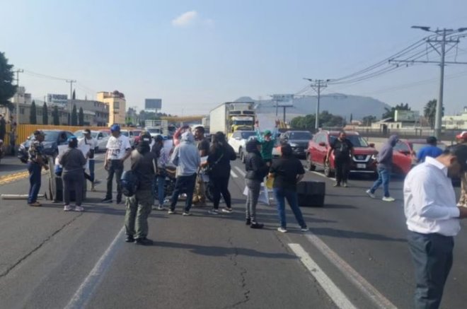 Vecinos de Valle de Chalco bloquearon la autopista México-Puebla para rechazar la construcción del Bachillerato Nacional Margarita Maza.