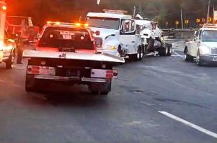 #Video: Caos vial tras volcadura de tráiler; cierran la México-Toluca por derrame de aceite
