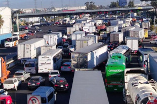 Bloqueo de choferes de pipas en la autopista México-Querétaro
