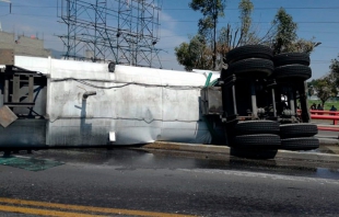 Sancionan a chofer que invadió y volcó en carril del Mexibús